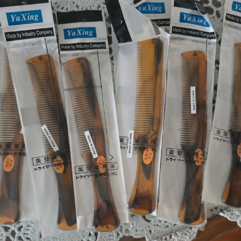 VINTAGE Brown Hair Comb .